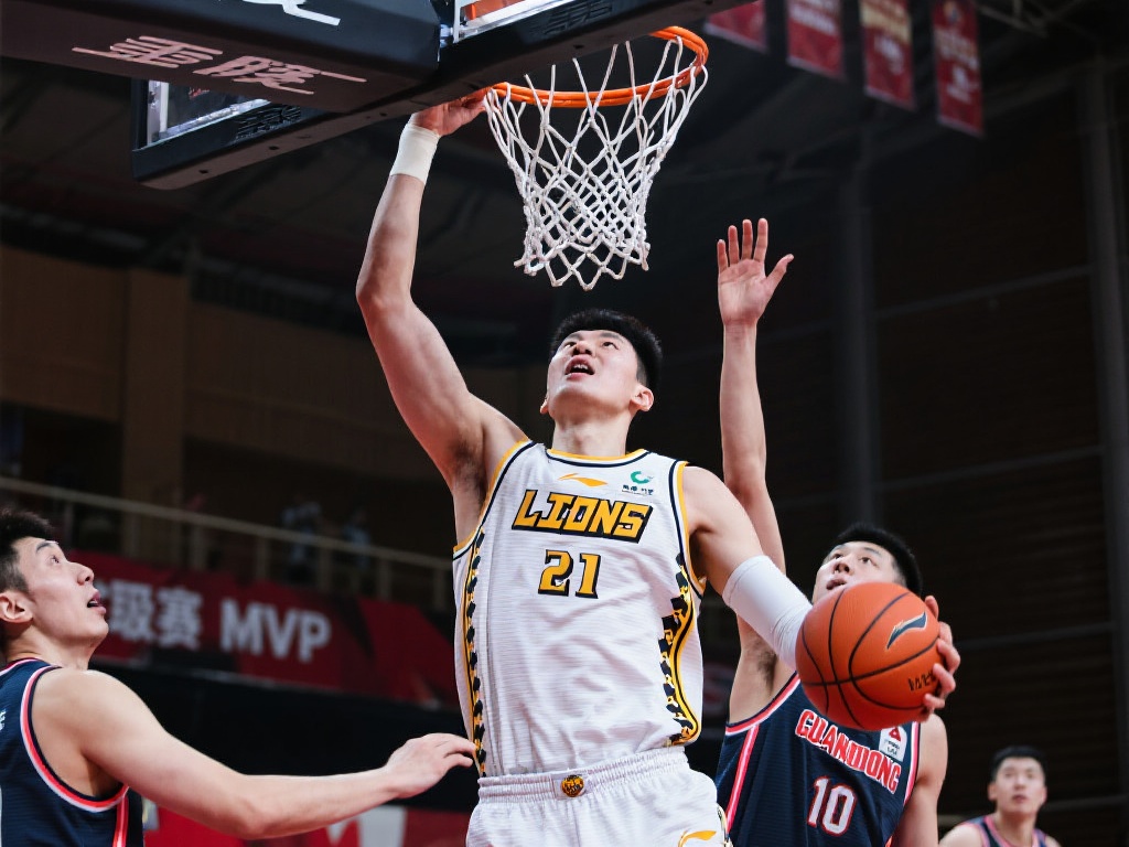 “周五快讯:胡金秋荣膺CBA常规赛最有价值球员” 胡金秋在本赛季的表现堪称现象级,场均能够