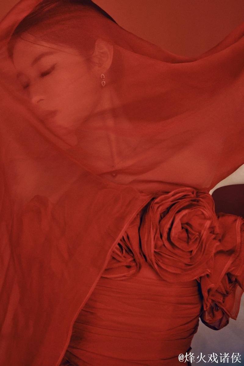 李嘉鑫现身大眼杯表彰小会造型吸睛