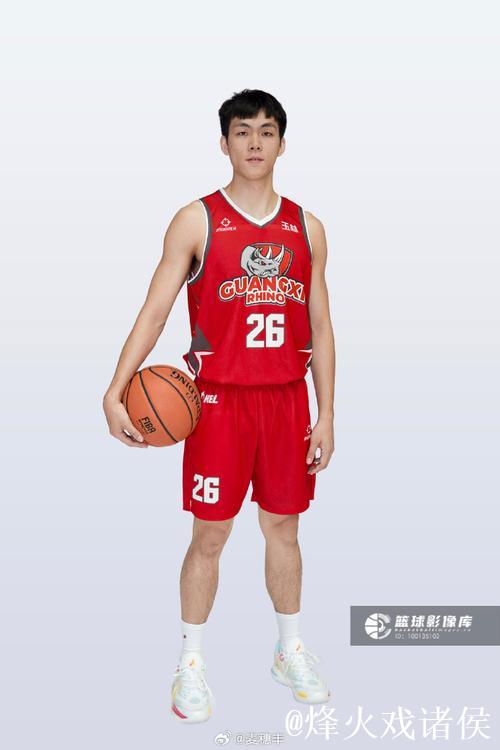 CBA首秀:广西路人王庞峥麟迎战陈盈骏与赵睿,豪取16分 CBA首秀:广西路人王庞峥麟迎战陈盈骏与赵睿,豪取16分